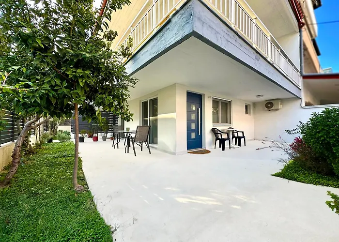 Minimalist Seaside Apartment With Private Patio And Parking