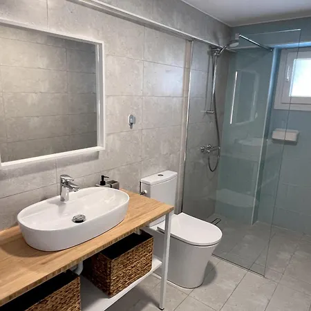 Minimalist Seaside Apartment With Private Patio And Parking Olympiakí Aktí Esterno foto