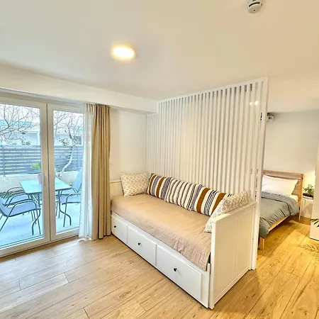 Minimalist Seaside Apartment With Private Patio And Parking Olympiakí Aktí Esterno foto